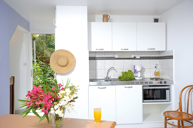 Kitchenette d’un logement de l’Hôtel Club & Résidence Paese di Lava © Groupe Ettori Kitchenette d’un logement de l’Hôtel Club & Résidence Paese di Lava © Groupe Ettori
