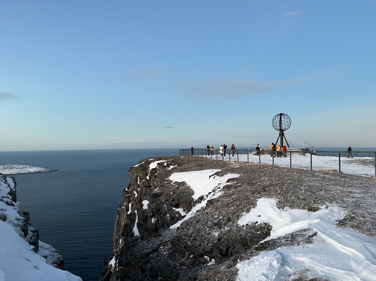 Le monument du Cap Nord est juché sur une falaise de 307 mètres qui domine les océans Atlantique et Arctique (@PB) Le monument du Cap Nord est juché sur une falaise de 307 mètres qui domine les océans Atlantique et Arctique (@PB)
