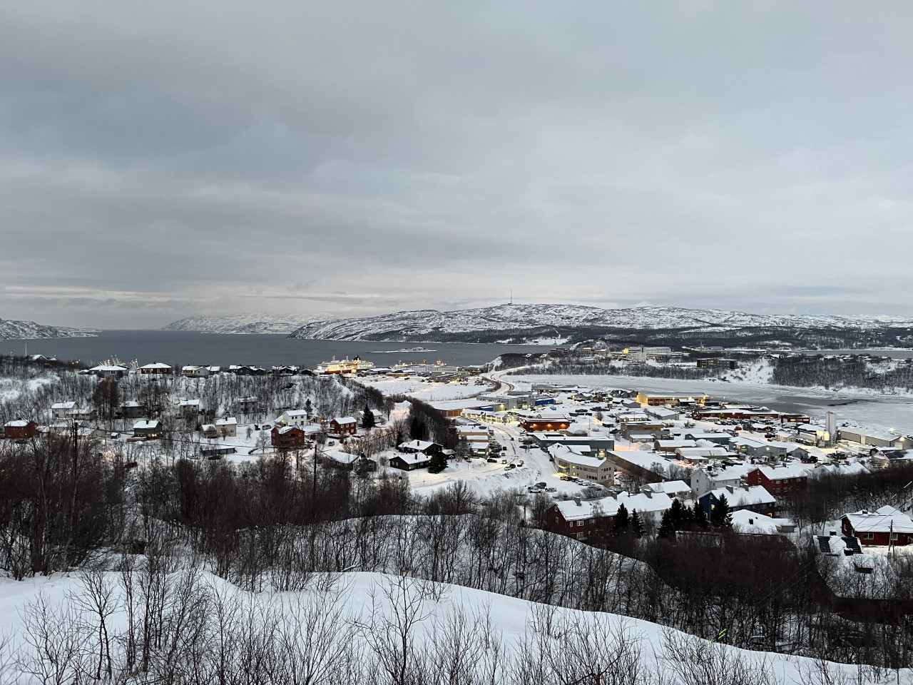 Vue générale de Kirkenes, depuis une colline. Dans le port, le MS Nordlys (@PB) Vue générale de Kirkenes, depuis une colline. Dans le port, le MS Nordlys (@PB)