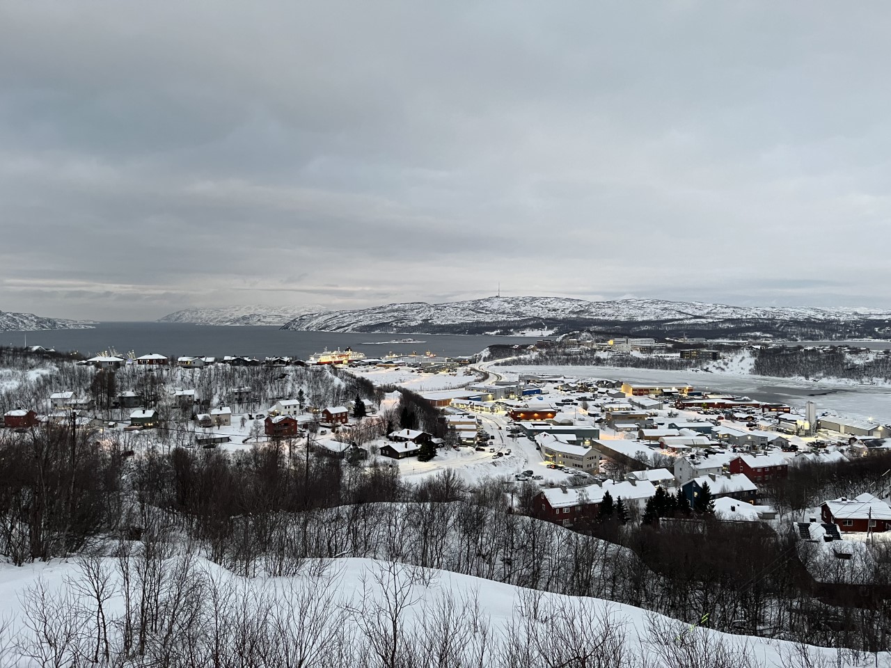 Vue générale de Kirkenes, depuis une colline. Dans le port, le MS Nordlys (@PB)