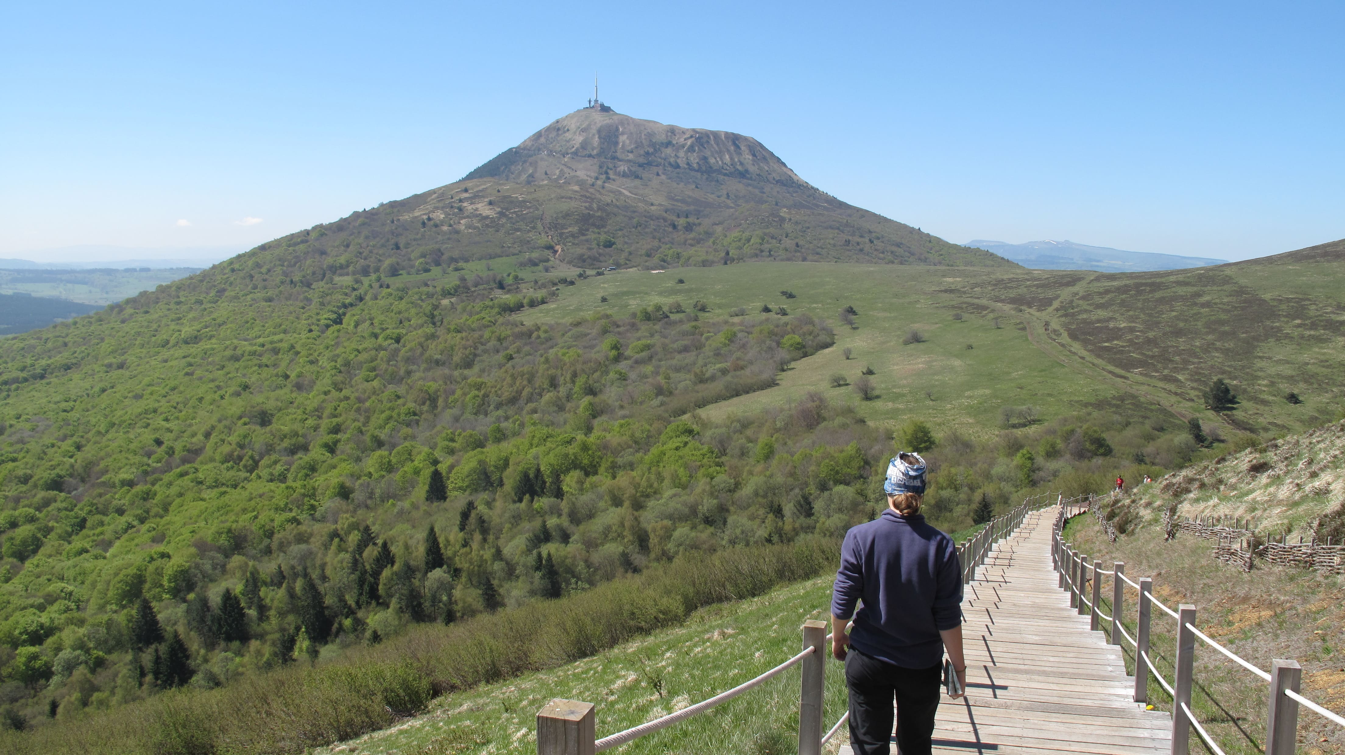 Randonneur au pied du puy de dôme © Julien Leblay - stock.adobe.com