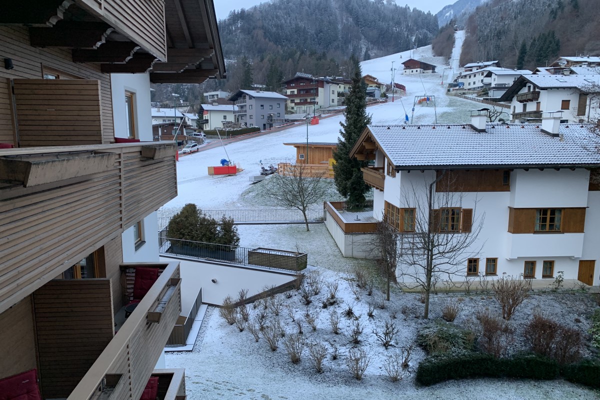 Depuis le balcon de l'hôtel, vue sur la piste de ski et les environs. ©David Savary