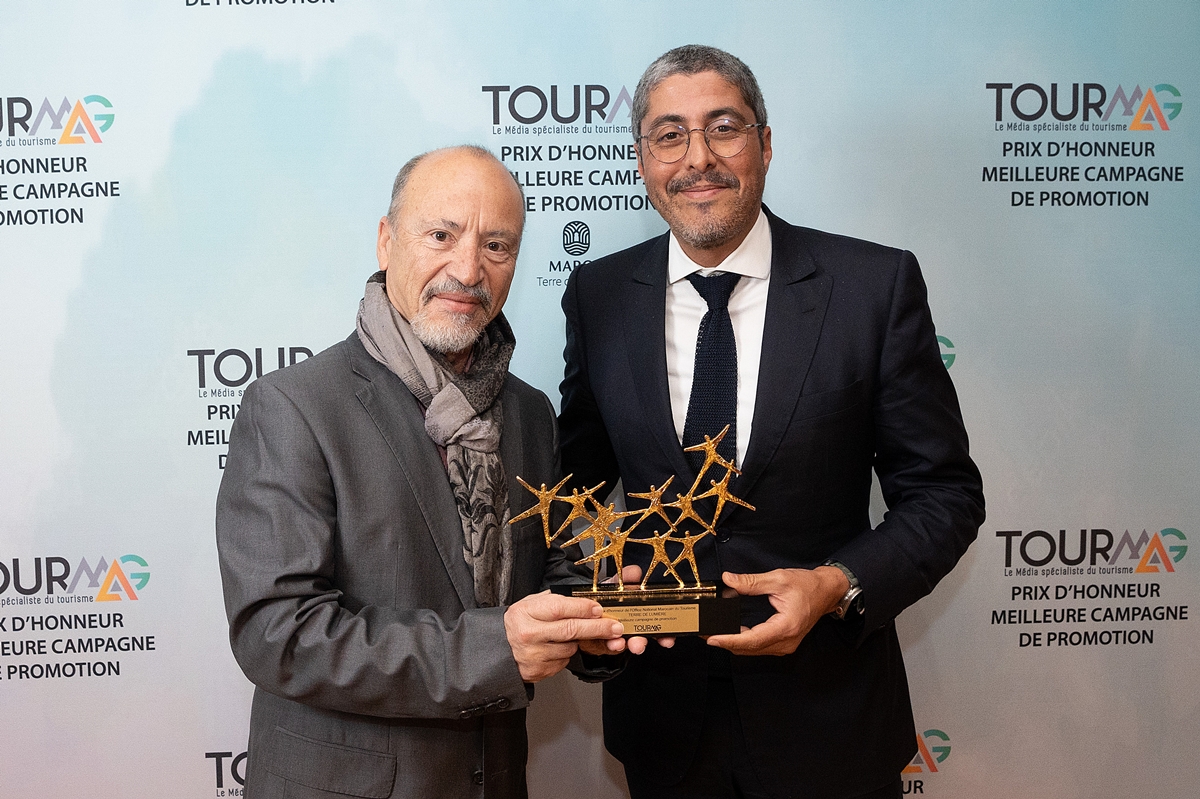 Adel El Fakir, DG monde de l'ONMT, a reçu des mains de Jean da Luz, le Prix d’honneur de l'Office National Marocain du Tourisme pour TERRE DE LUMIÈRE. /crédit ONMT