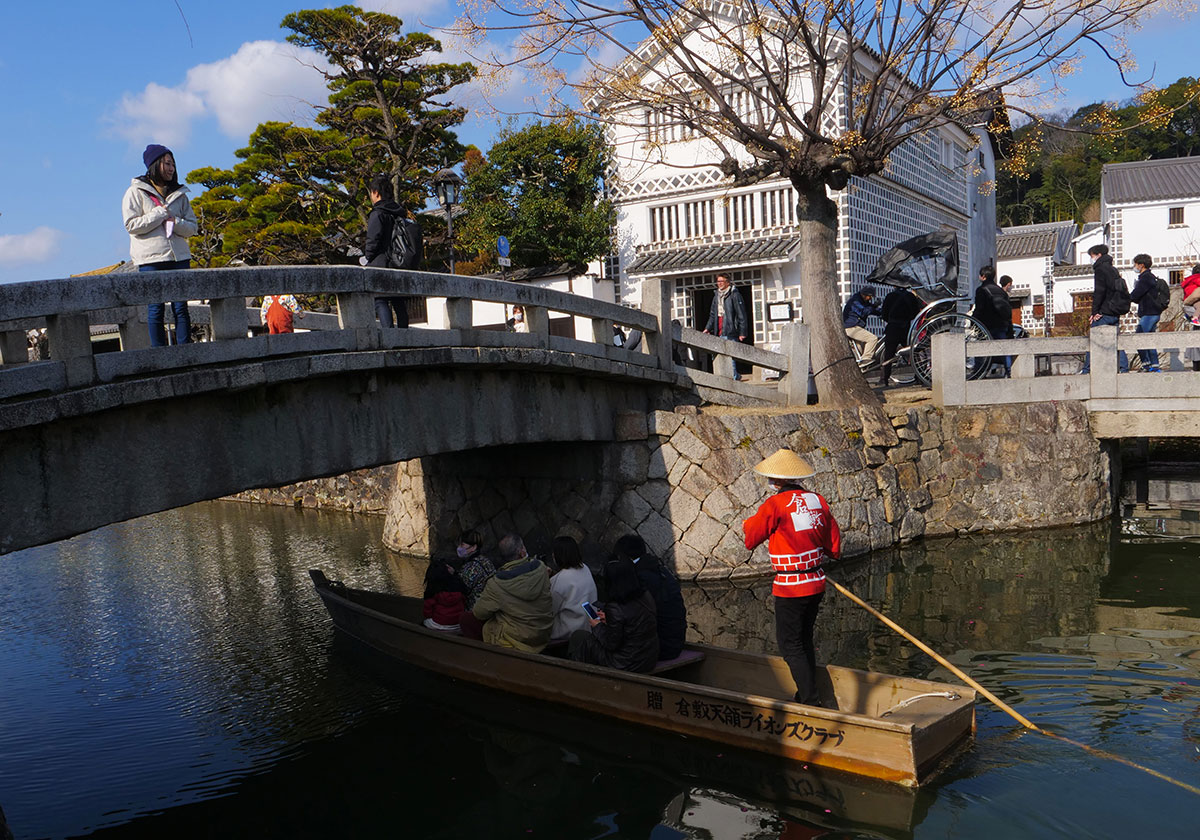 Bateau en promenade face à Kôko kan, le musée archéologique © KR