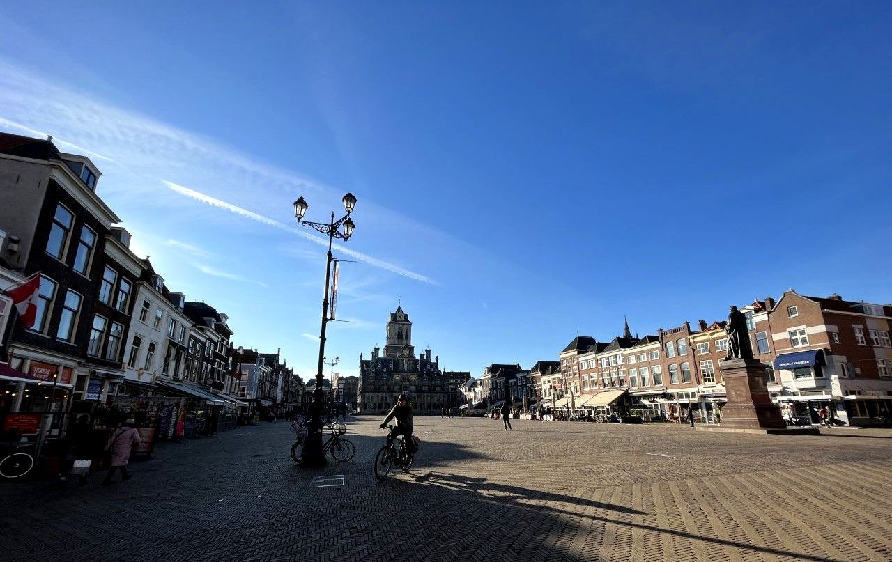 L'imposante Place du Grand Marché (Grote Markt) reflète encore l'importance passée du centre marchand qu'était Delft (@Paula Boyer)