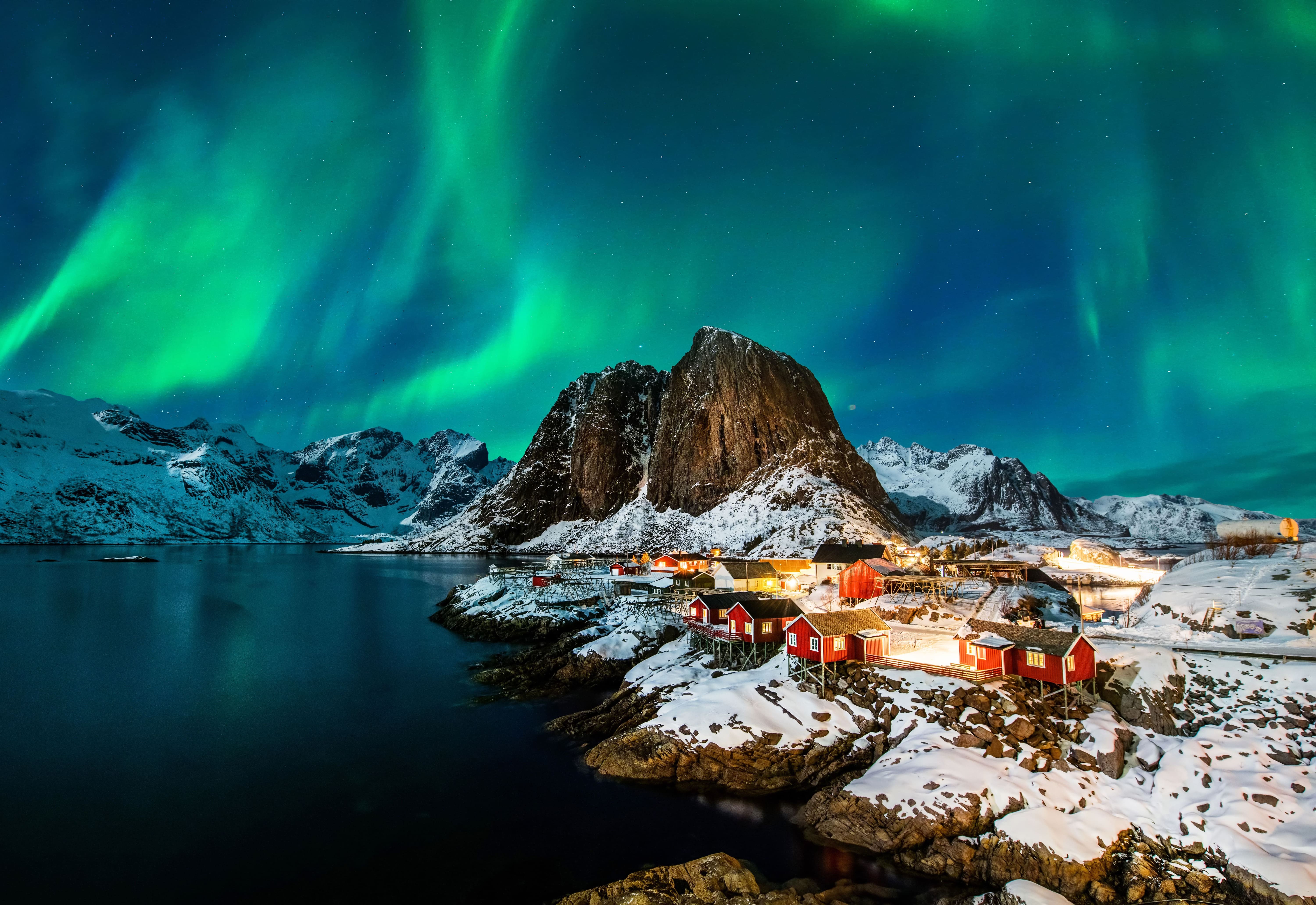 Aurore boréale au-dessus de Hamnoy en Norvège © Piotr Krzeslak - stock.adobe.com