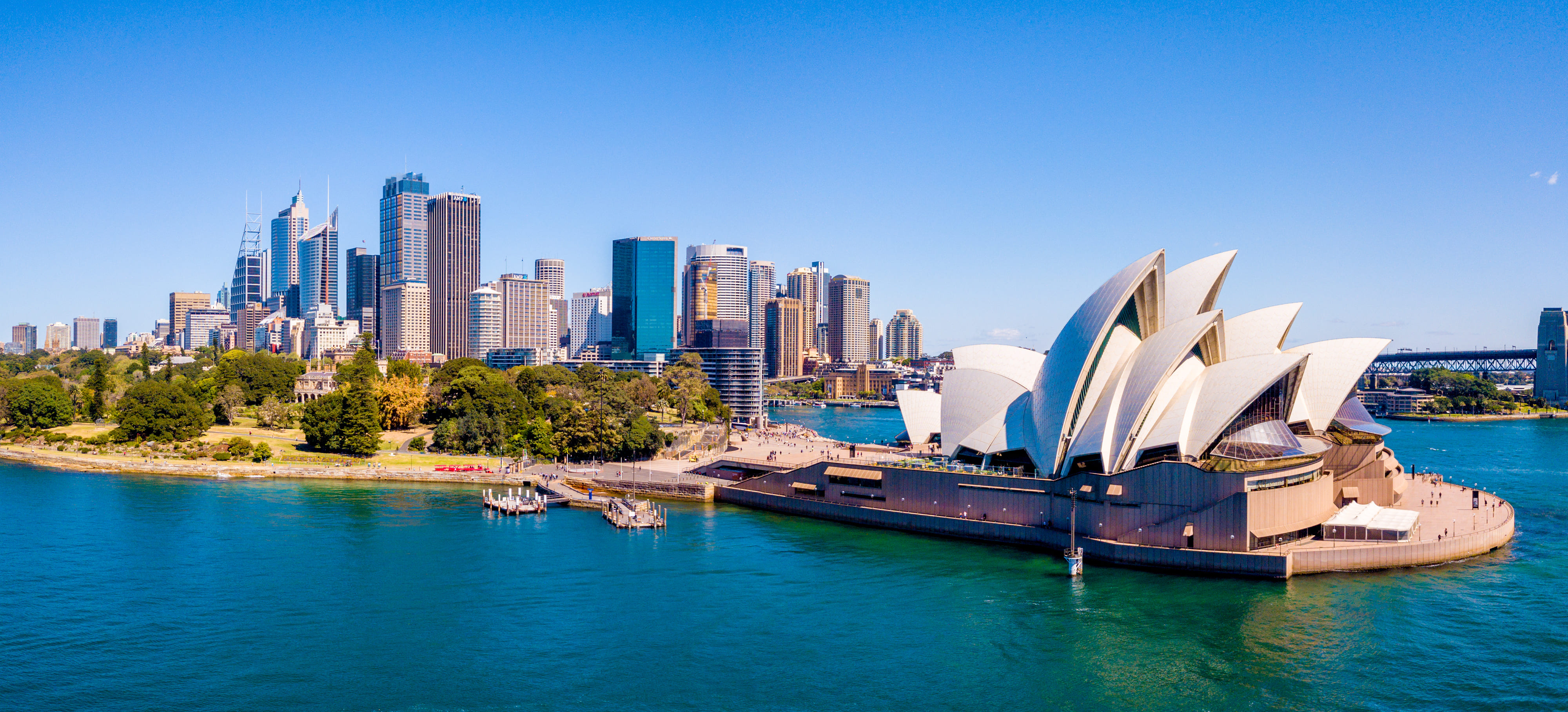 Belle vue aérienne de l'Opéra de Sydney par la baie en Australie. Vue panoramique © ingusk - stock.adobe.com