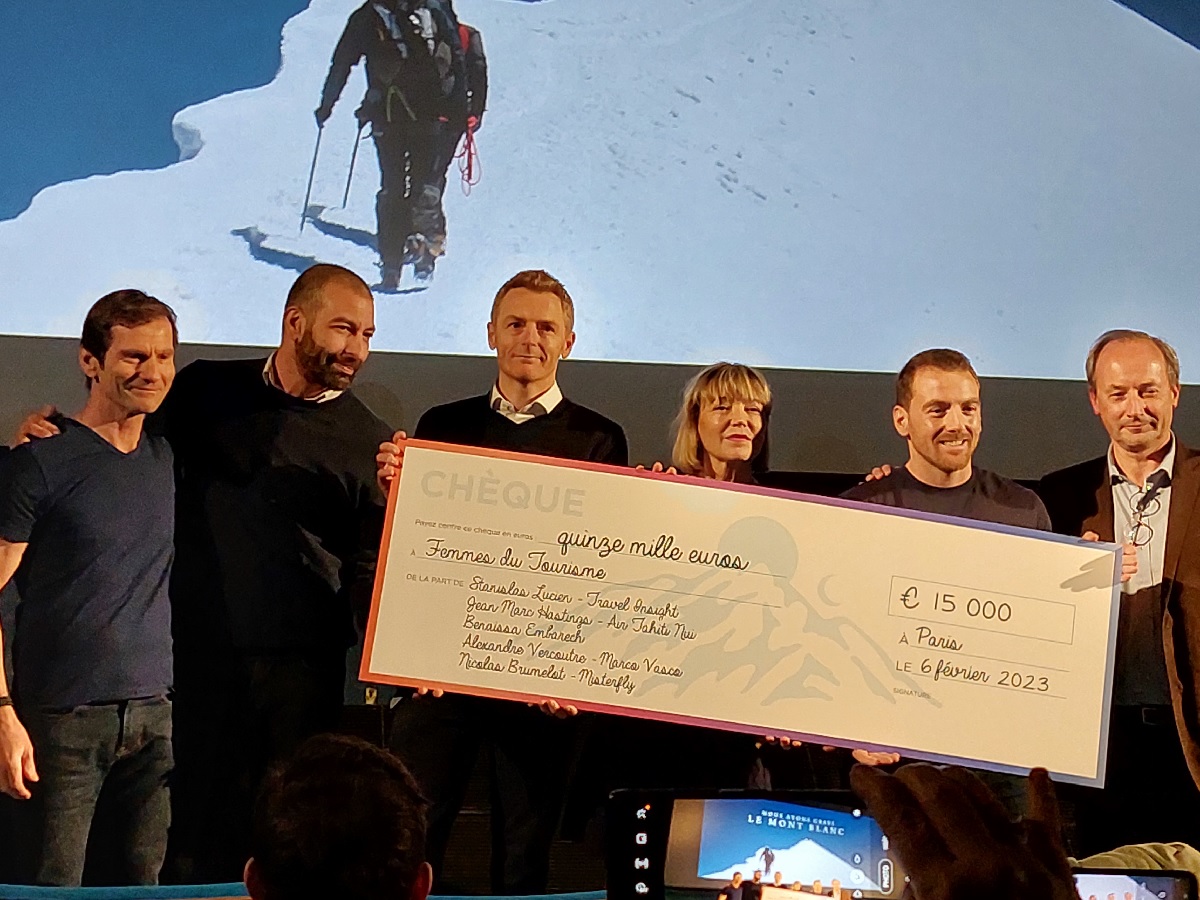 Les trois vainqueurs du Mont Blanc remettent un chèque de 15 000€ à Christine Giraud, présidente de l’association « Les Femmes Du Tourisme » - DR : JLR