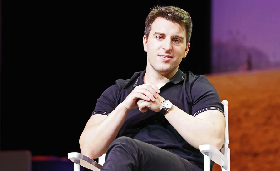 Brian Chesky, P-dg d'Airbnb, satisfait des résultats 2022 (©Airbnb)