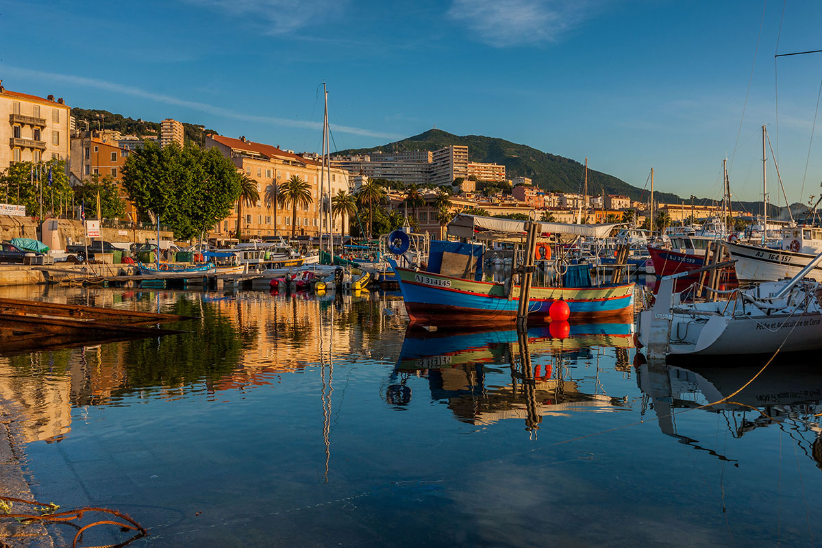 Le port d’Ajaccio au lever du soleil © Robert Palomba
