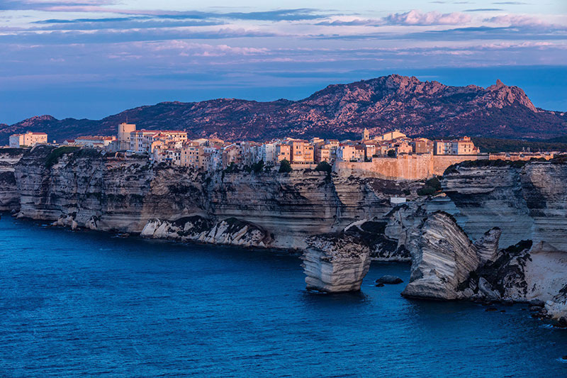 Lever de soleil sur Bonifacio et ses falaises © Robert Palomba Lever de soleil sur Bonifacio et ses falaises © Robert Palomba