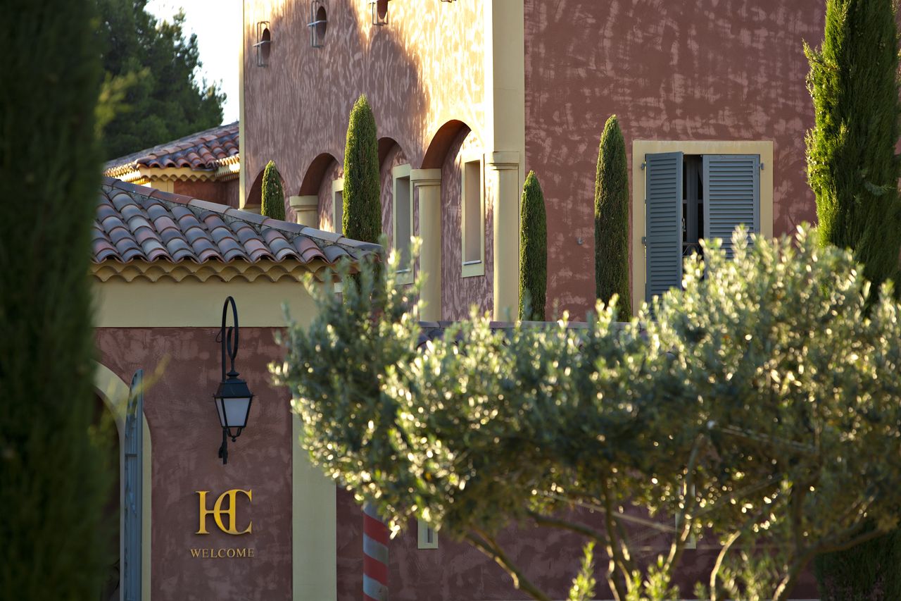 L'architecture du Castellet et son jardin de cyprès rappellent la Toscane (@Photo Le Castellet) L'architecture du Castellet et son jardin de cyprès rappellent la Toscane (@Photo Le Castellet)