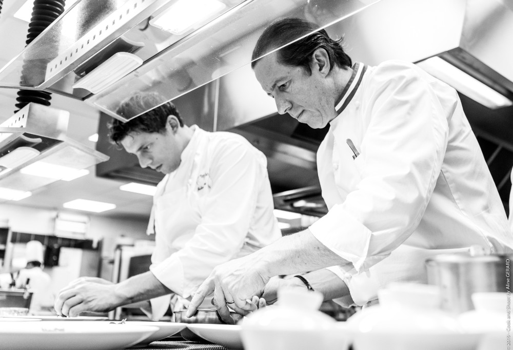 Fabien Ferré (à gauche) et Christophe Bacquié (à droite), dans les cuisines du restaurant gastronomique du Castellet (@Photo Le Castellet) Fabien Ferré (à gauche) et Christophe Bacquié (à droite), dans les cuisines du restaurant gastronomique du Castellet (@Photo Le Castellet)