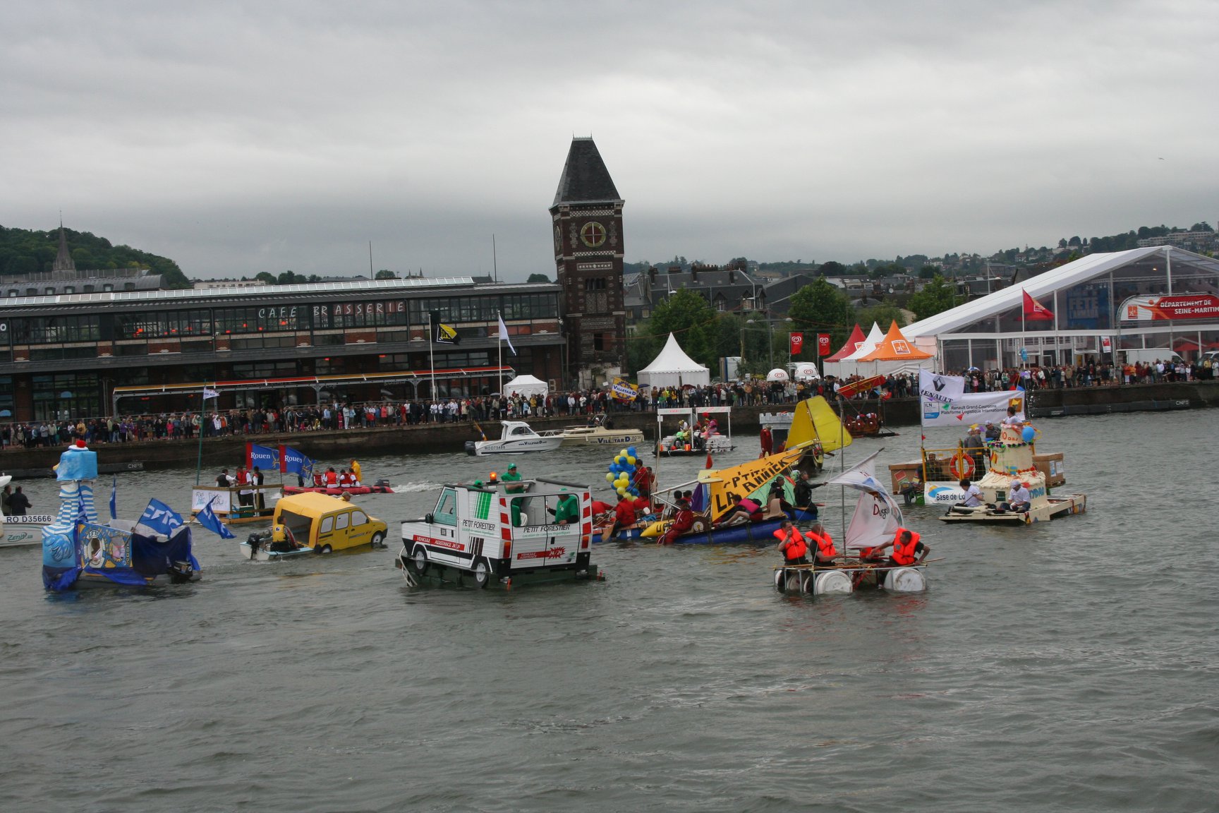 La Grande Pagaille des objets flottants non identifiés (©Armada)