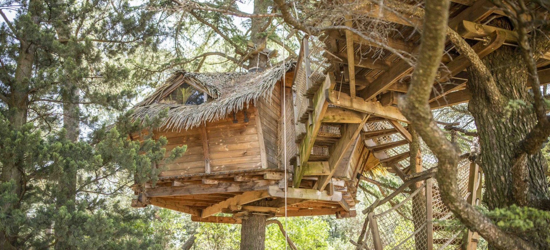 Cabane perchée, le must de l'hébergement insolite (©AbracadaRoom)