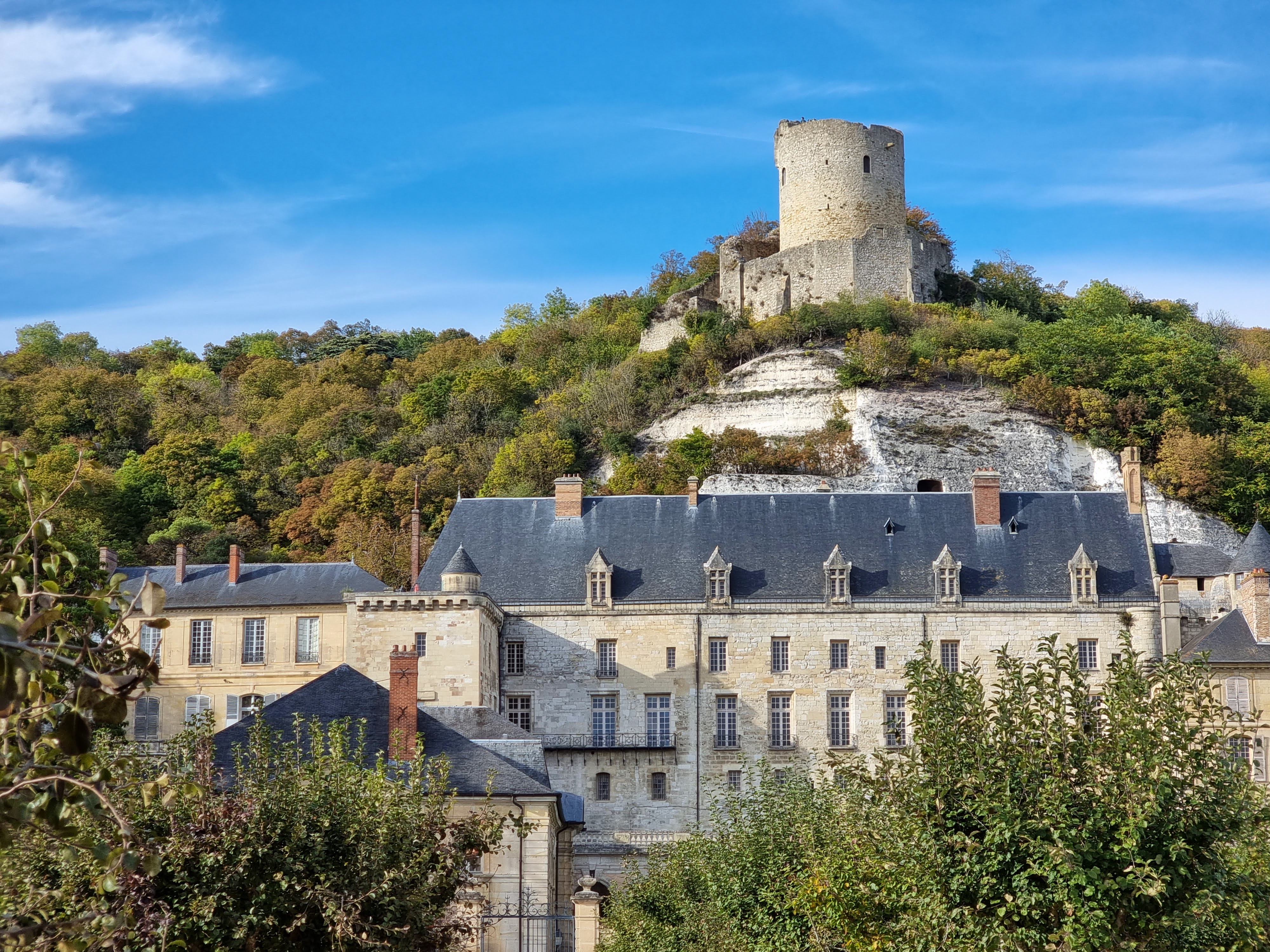 Le château de la Roche Guyon (©Wiki)
