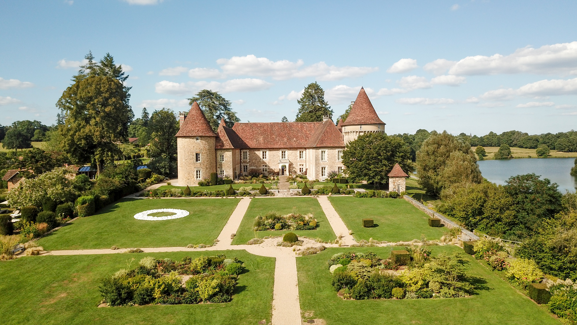 Un château du XIIIe siècle qui a retrouvé tout son lustre (Photo Domaine des Etangs)