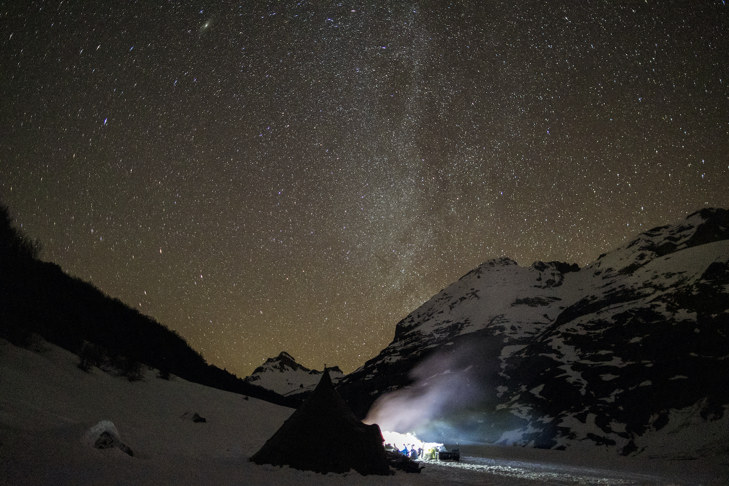 L'approche du campement pour un bivouac de nuit (©G.Arrieta Pyrénéance)