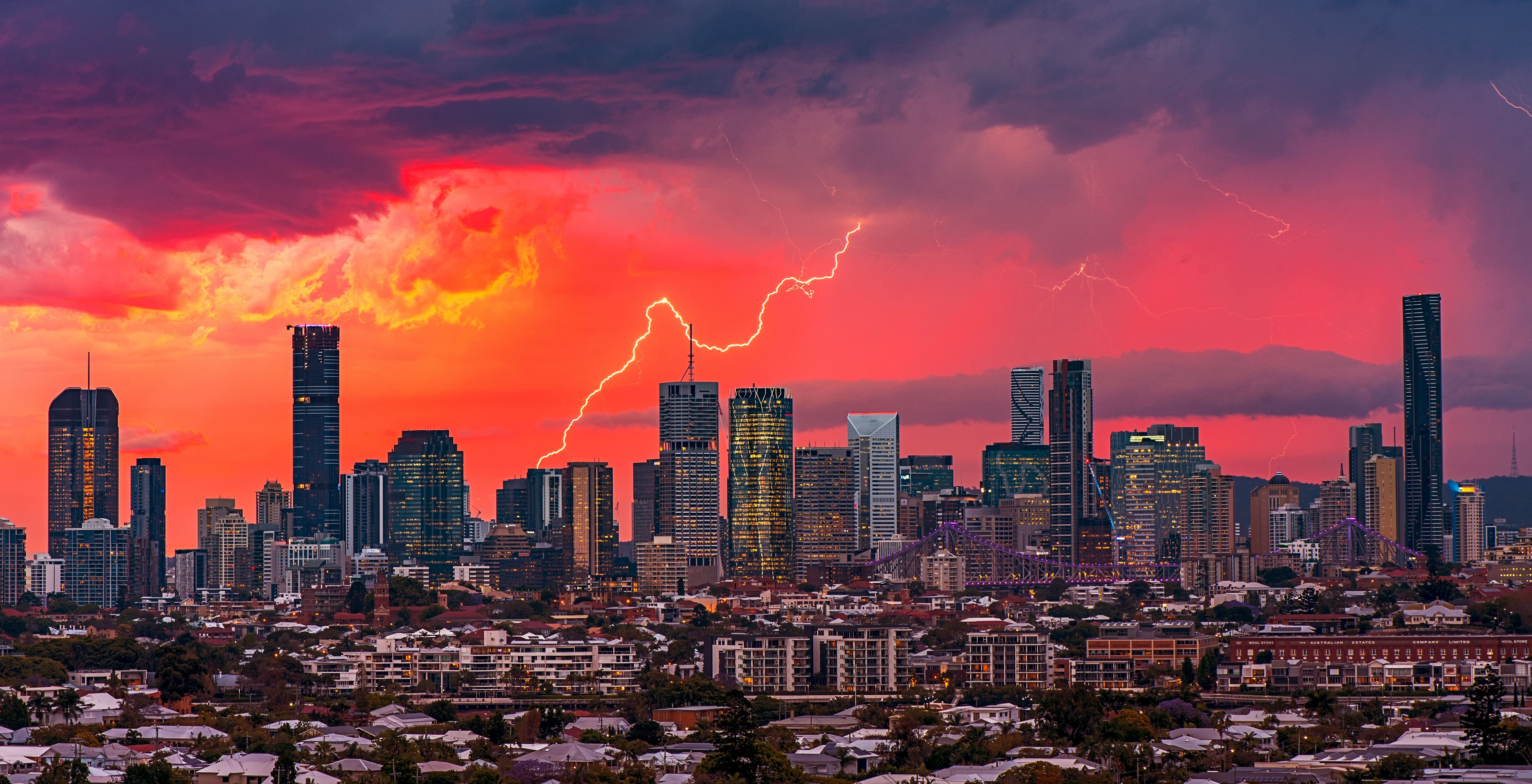 Une belle tempête d'après-midi sur la ville de Brisbane avec un éclair © Timothy - stock.adobe.com