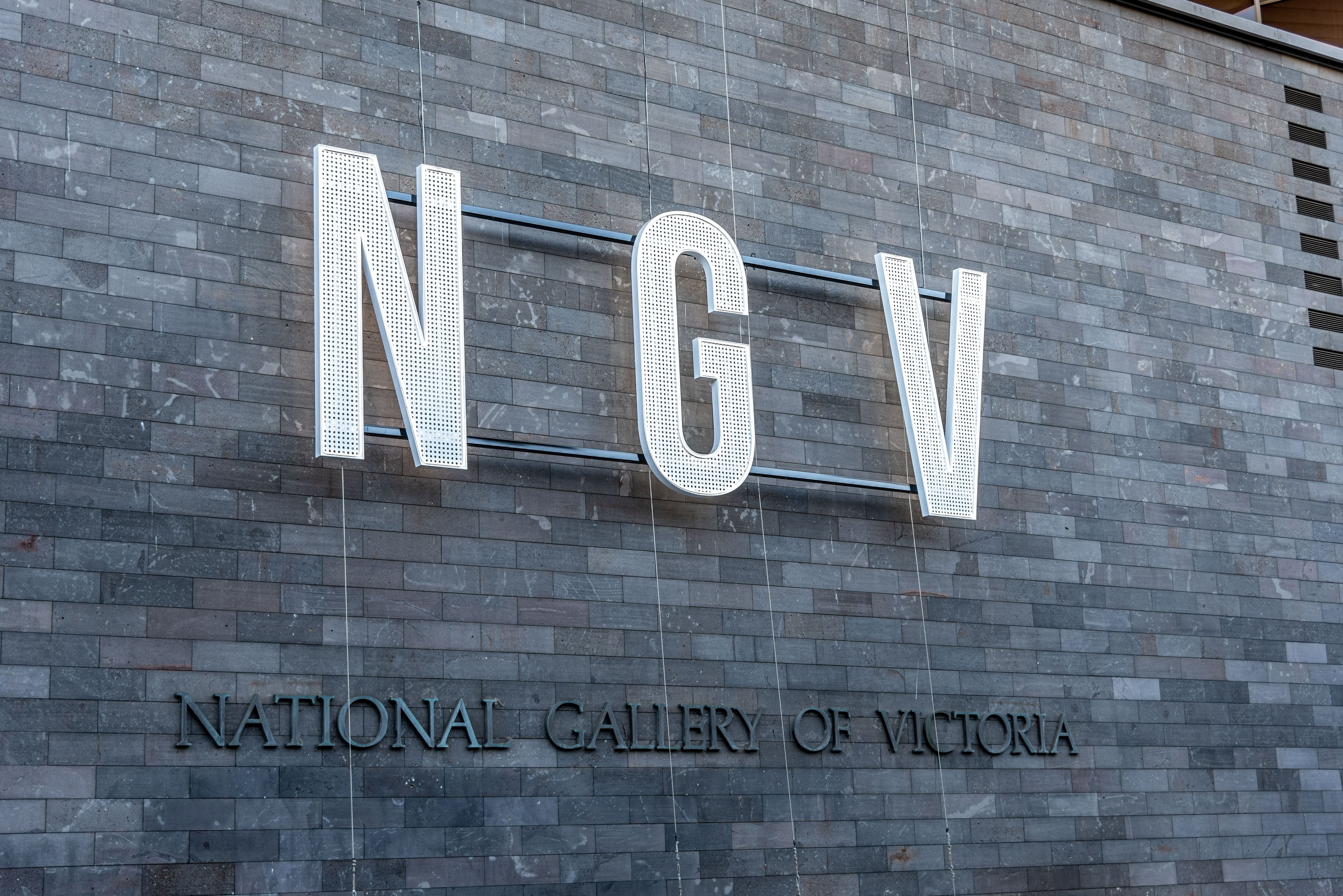 Melbourne, Victoria, Australie, 19 février 2022 : la signalisation de la National Gallery Of Victoria sur un mur de pierre © Adam Calaitzis - stock.adobe.com