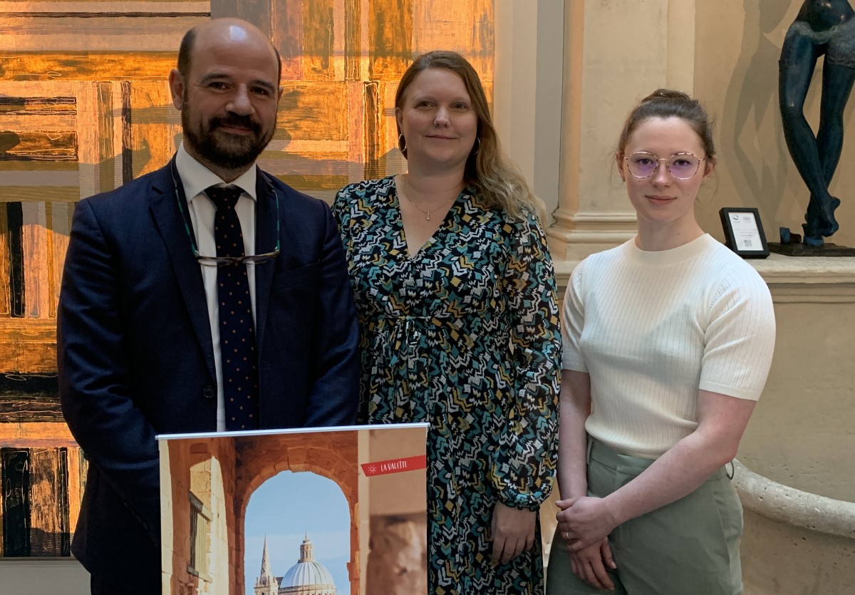 Au bureau de l’Office du Tourisme à Paris, Annabelle Michaux et Estelle Manière œuvrent aux côtés de leur directeur Claude Zammit-Trévisan. ©David Savary