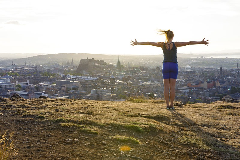 Yoga sur Arthur’s Seat avec vue sur Edimbourg © VisitBritain / Pinzutu