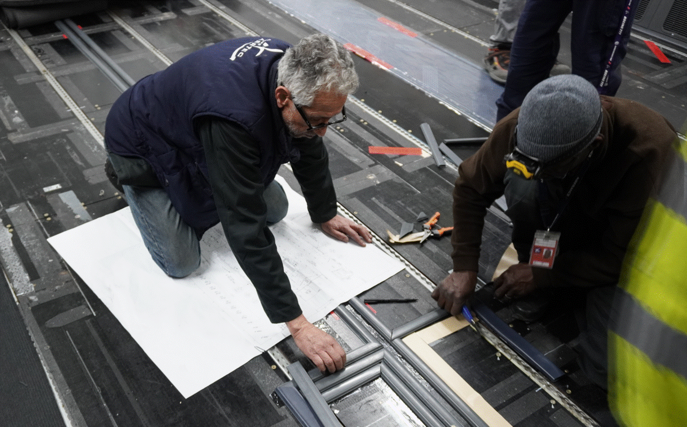 Une rigueur qui fait se mettre ces techniciens bien souvent à quatre pattes sur le plancher. Photo C.Hardin