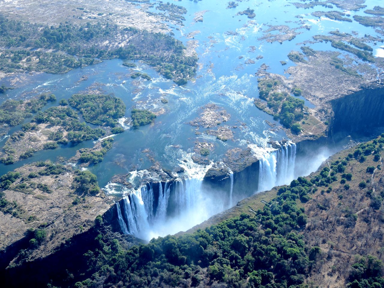 Les expériences insolites priment désormais sur le luxe plus classique. Ici, les Victoria falls vues d'hélicoptère (@PB)