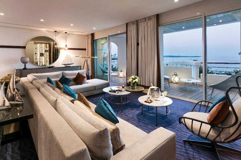 Cannes : l'Hôtel Barrière Le Majestic joue le super luxe