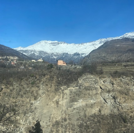 Vue sur les Alpes italiennes depuis le train