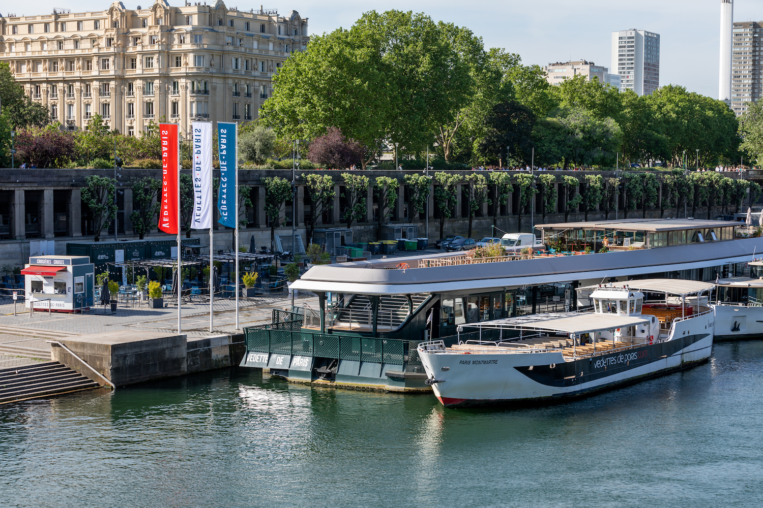 Le nouveau ponton est installé au pied de la tour Eiffel (©Vedettes de Paris)