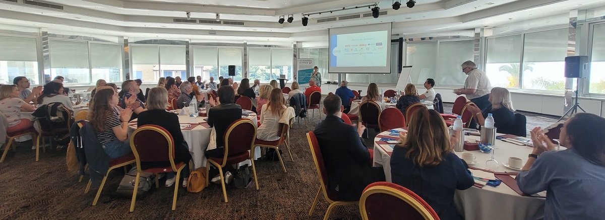 Les participants, dispatchés en groupes, écoutent la conférence sur la prospective, avant de plancher sur le tourisme en 2050 - DR : A.B.