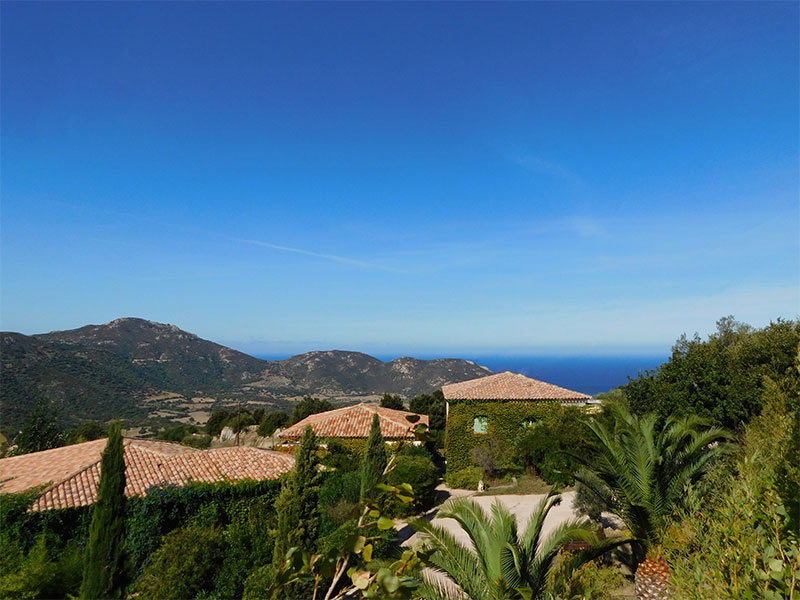 Vue sur les montagnes et la mer du Domaine Victoria © Domaine Victoria