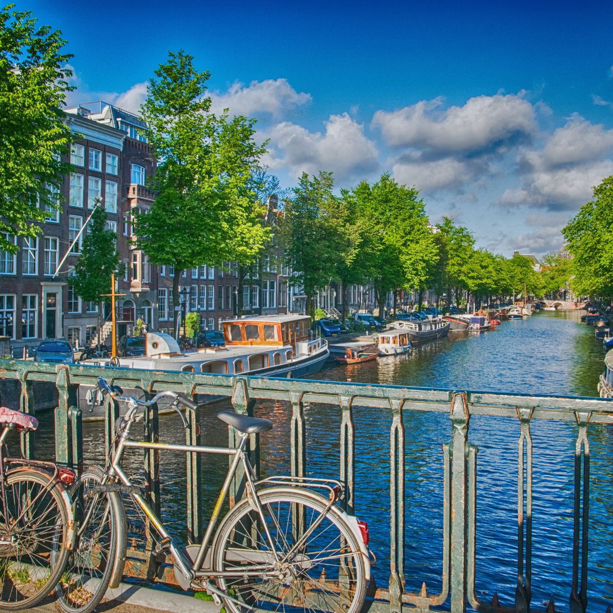 Amsterdam : explorez la ville aux multiples visages et découvrez ses secrets cachés !