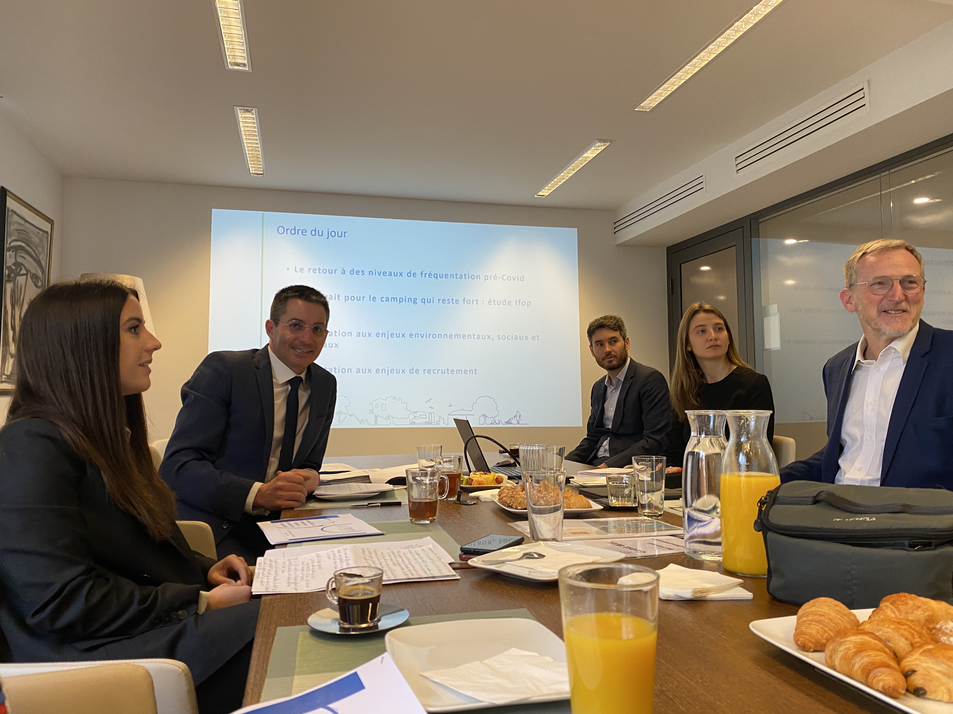 Nicolas Gayot (2e à G) et Gé Kusters, VP de la FNHPA (à D) présentent les résultats de l'enquête Ifop (©BC) Nicolas Gayot (2e à G) et Gé Kusters, VP de la FNHPA (à D) présentent les résultats de l'enquête Ifop (©BC)
