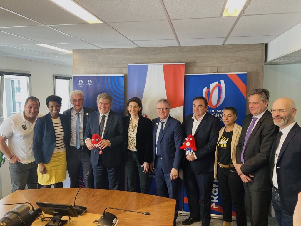 Amélie Oudéa-Castéra, ministre des Sports et des Jeux Olympiques et Paralympiques, Jacques Rivoal, président du Comité d'organisation France 2023, Thierry Rey, Conseiller spécial de Paris 2024, M. Pierre Pouliquen, élu référent de l’atelier « Sport », Franck Louvrier, président de la Commission déléguée tourisme de Régions de France et les élus régionaux (©Régions de France) Amélie Oudéa-Castéra, ministre des Sports et des Jeux Olympiques et Paralympiques, Jacques Rivoal, président du Comité d'organisation France 2023, Thierry Rey, Conseiller spécial de Paris 2024, M. Pierre Pouliquen, élu référent de l’atelier « Sport », Franck Louvrier, président de la Commission déléguée tourisme de Régions de France et les élus régionaux (©Régions de France)