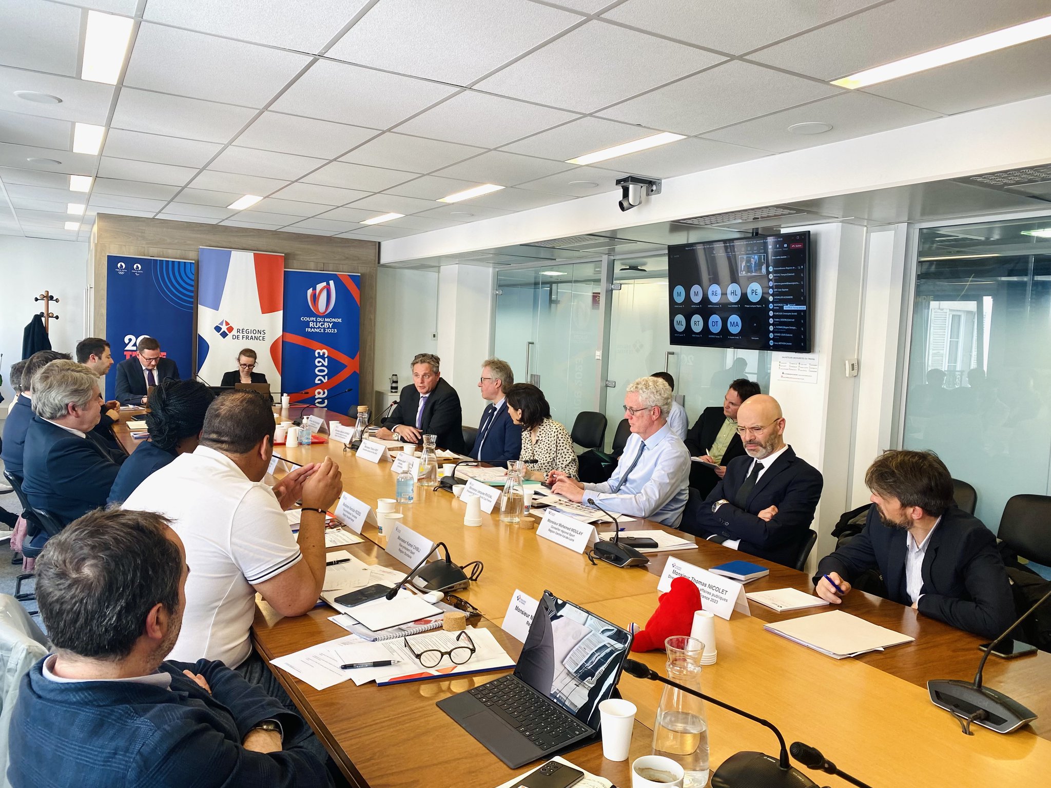 La Commission Sports autour de la ministre Amélie Oudéa-Castéra (©Régions de France) La Commission Sports autour de la ministre Amélie Oudéa-Castéra (©Régions de France)