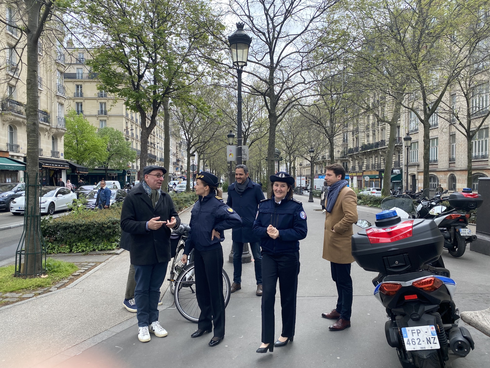 Stationnement sauvage des autocars : Frédéric Hocquart avec les commissaires et les responsables de la Communication de la Ville sont en opération dissuasion à Paris (©BC)