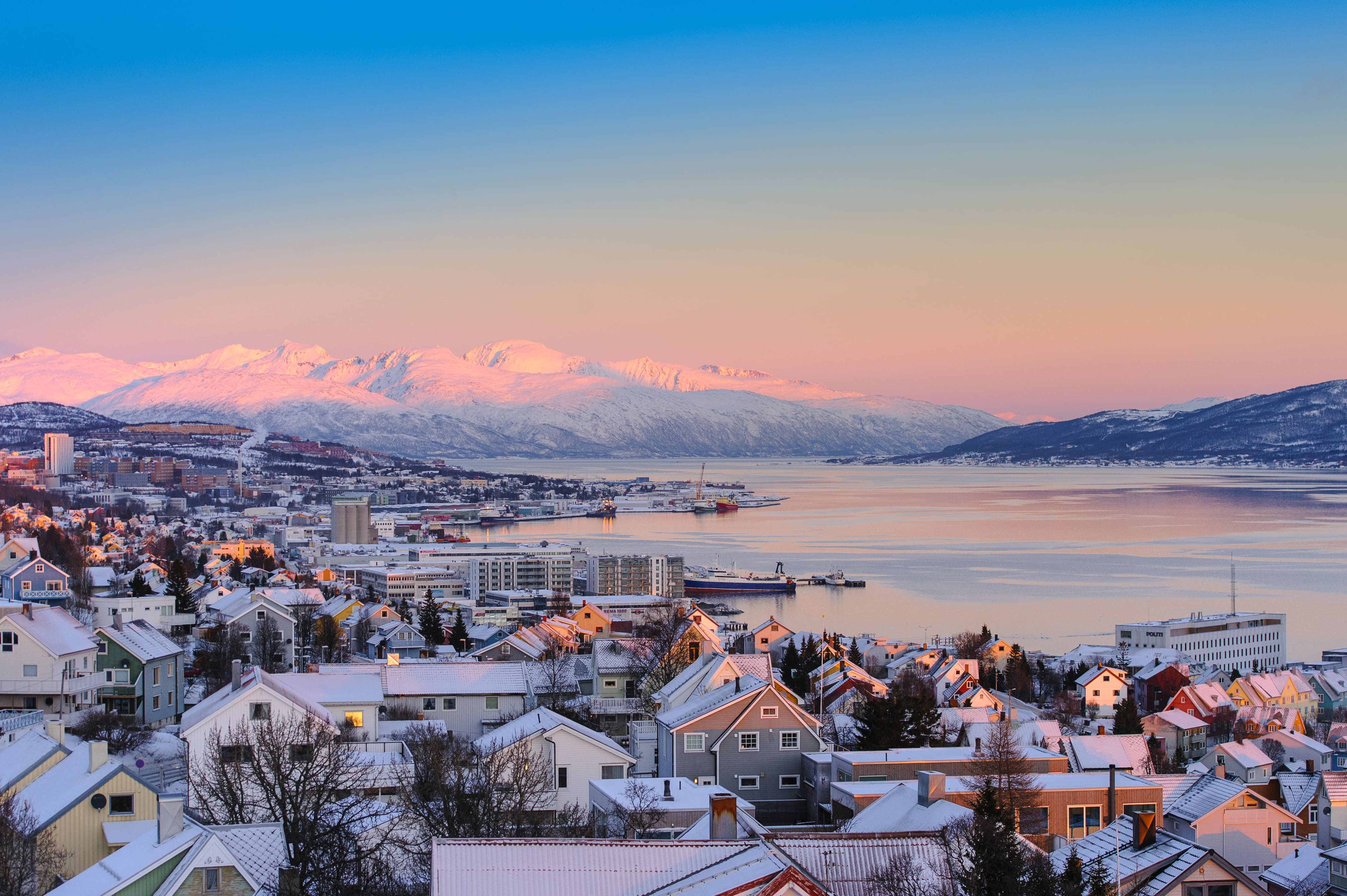 Lever de soleil sur la ville de Tromso © belov3097 - stock.adobe.com