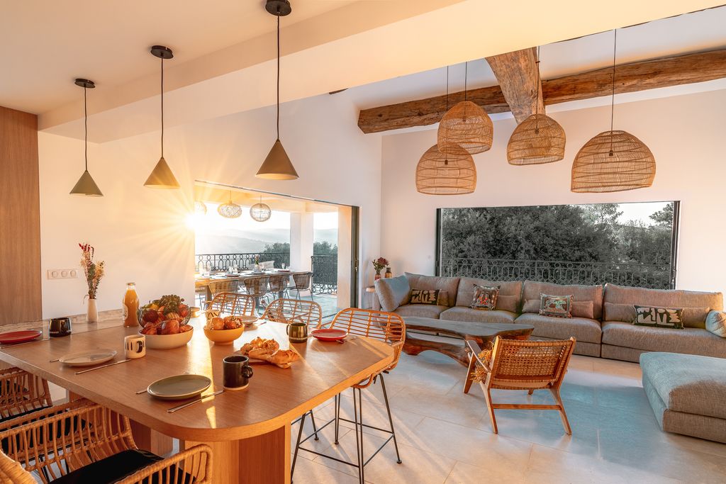 Le séjour de la Villa Joia, calme, simplicité, raffinement et au loin, la Méditerranée (Photo Hotel Villa Belrose) Le séjour de la Villa Joia, calme, simplicité, raffinement et au loin, la Méditerranée (Photo Hotel Villa Belrose)