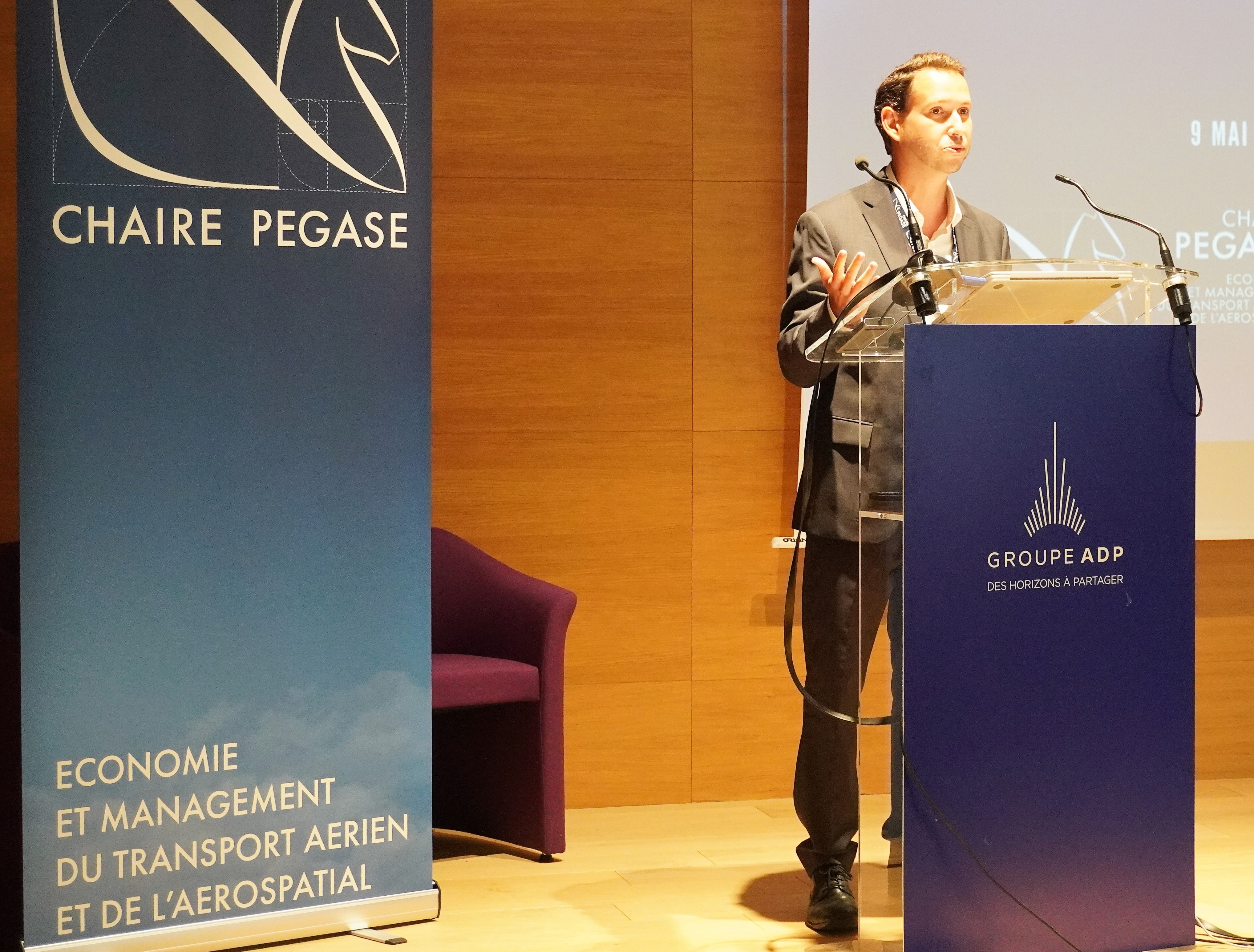 Paul Chiambaretto, directeur de la Chaire Pégase le 9 mai dernier à  la maison de l’environnement de Roissy CDG - Photo : C.Hardin