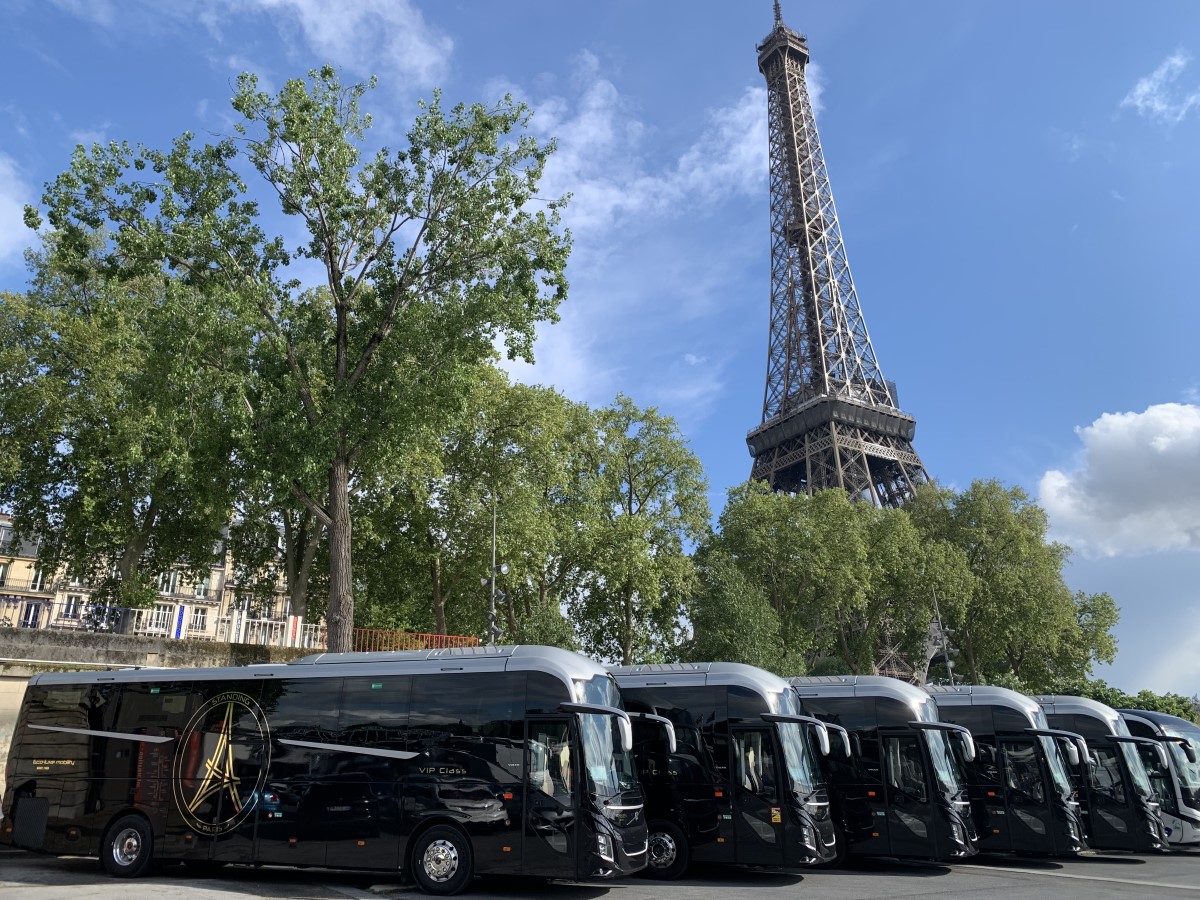Les cinq autocars de la gamme Eco Lux Mobility présentés devant la Tour Eiffel. ©David Savary