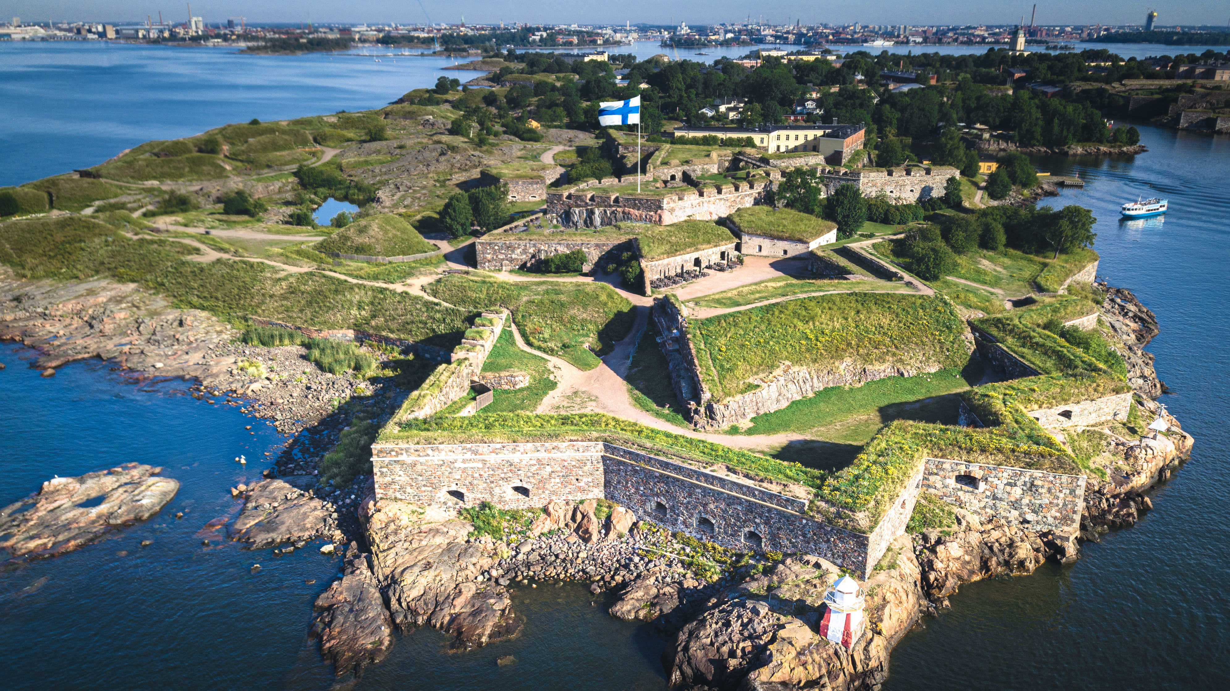 Vue aérienne de la célèbre forteresse suomenlinna d'Helsinki depuis l'océan © KAPhotography - stock.adobe.com