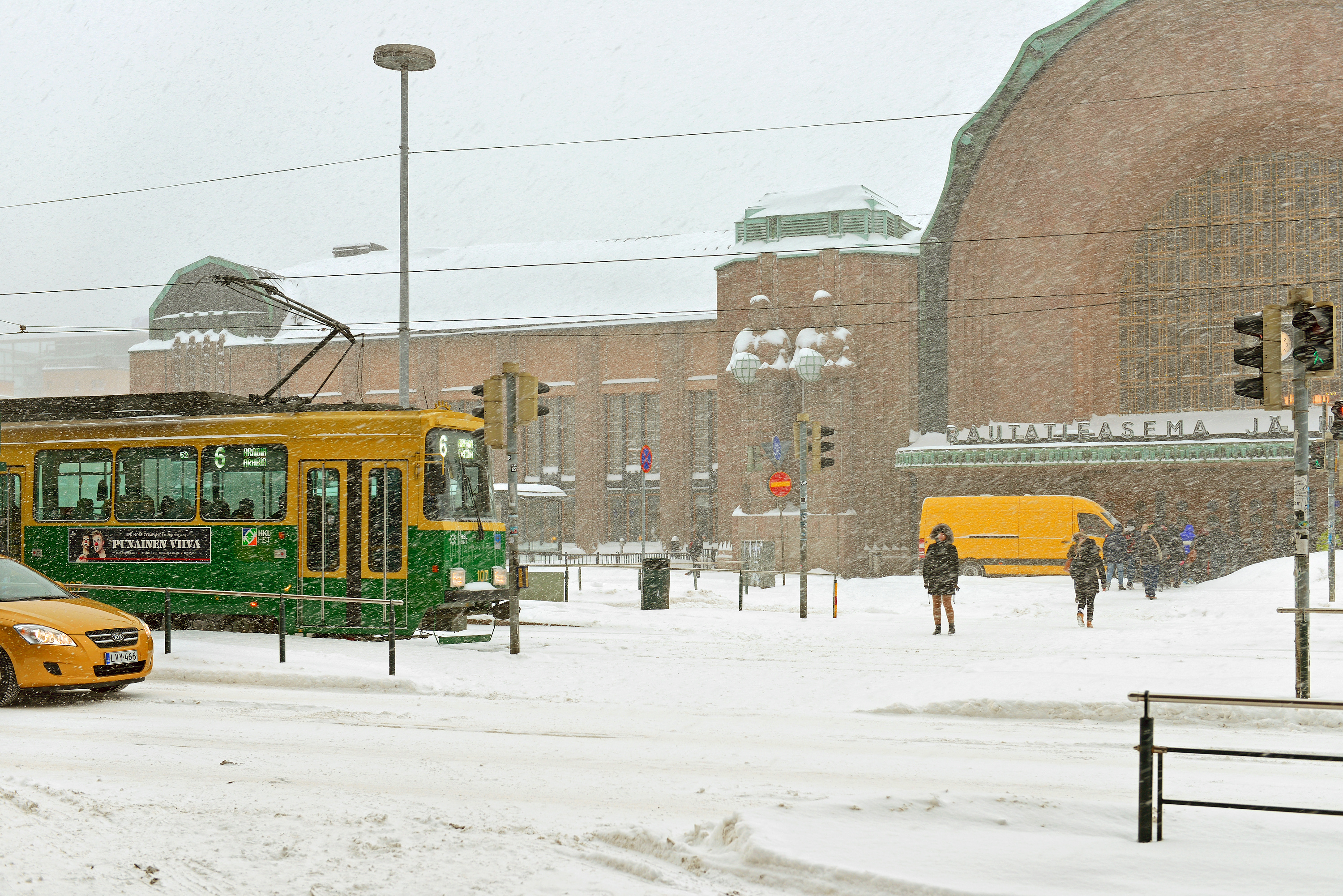 Paysage urbain hivernal. Chute de neige et blizzard à la gare centrale d'Helsinki © valeriyap - stock.adobe.com