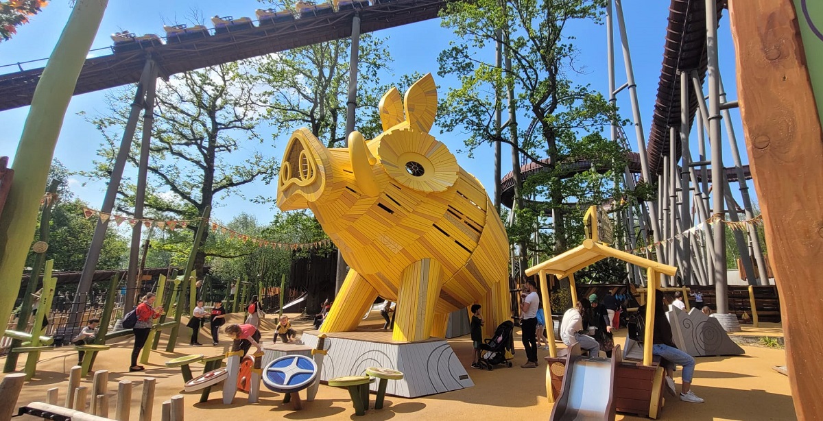 Un immense sanglier marque l'entrée de la plus grande aire de jeux pour enfants du parc - DR : A.B.