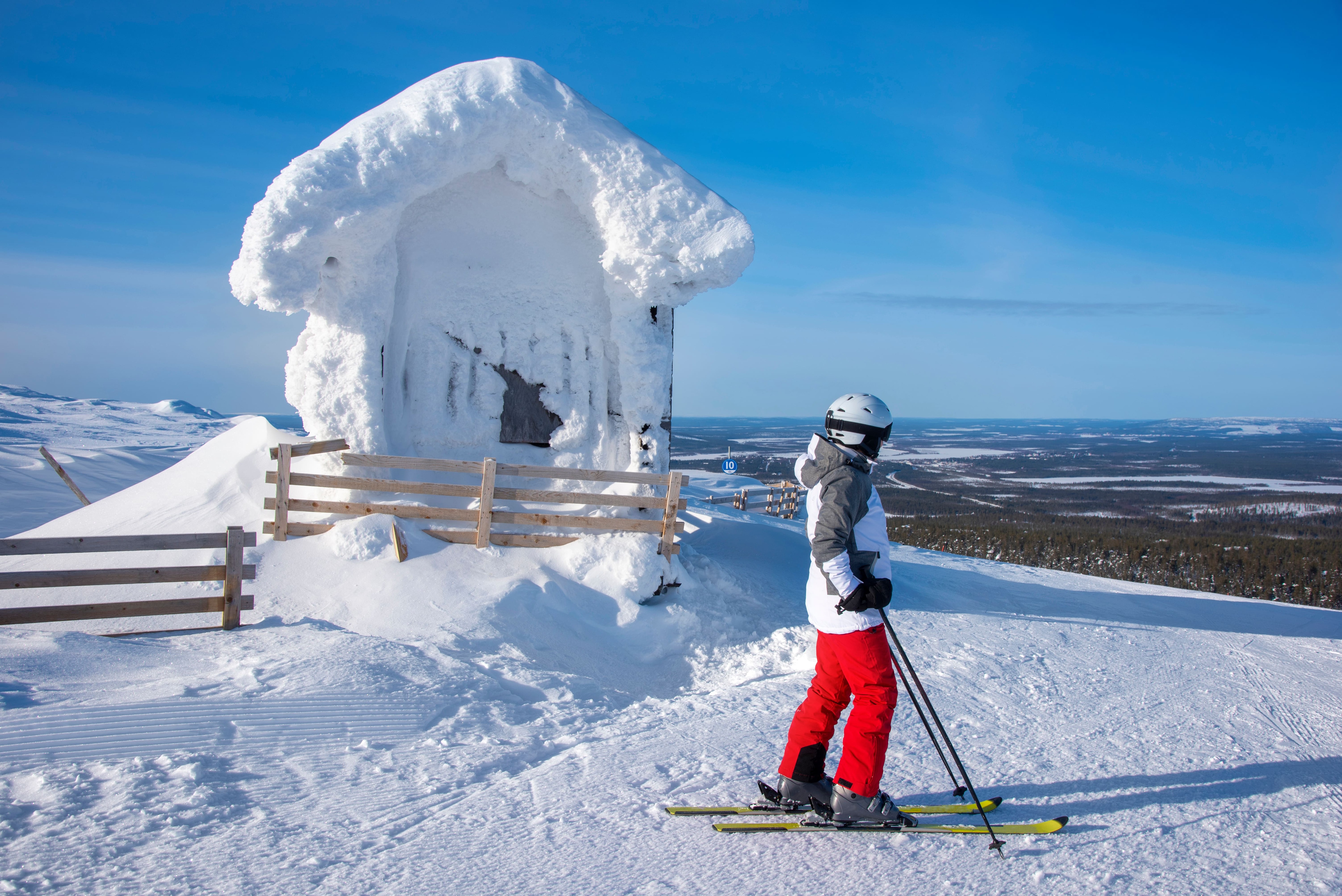 Femme en train de faire du ski alpin en Laponie, Finlande © citikka - stock.adobe.com
