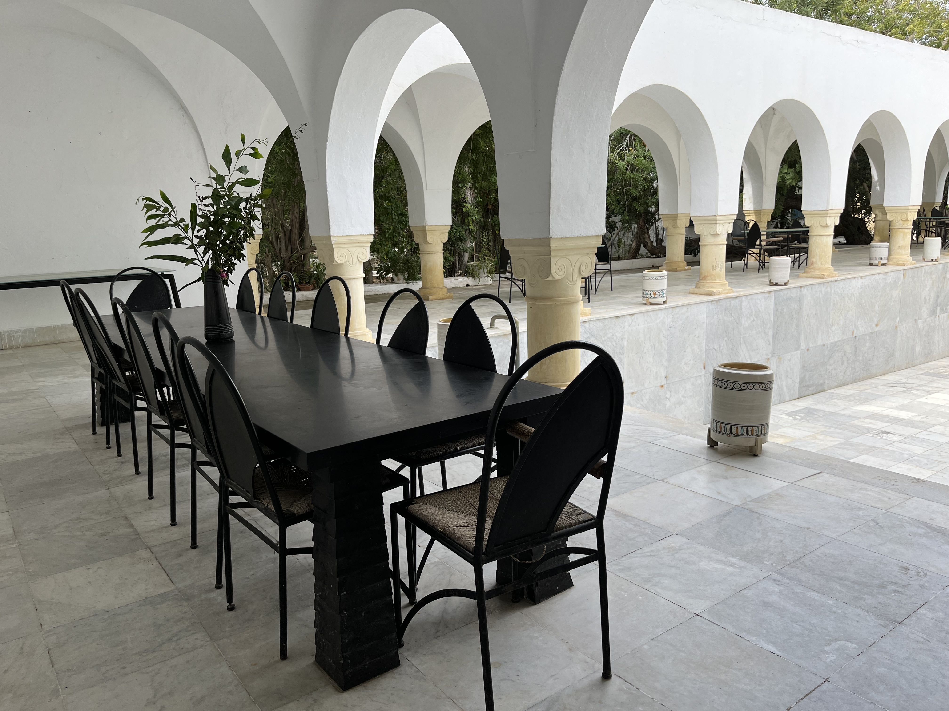 La grande table noire "Ananas" qoccupe toujours sa place au bord de la piscine, désormais vide (photo Paula Boyer)