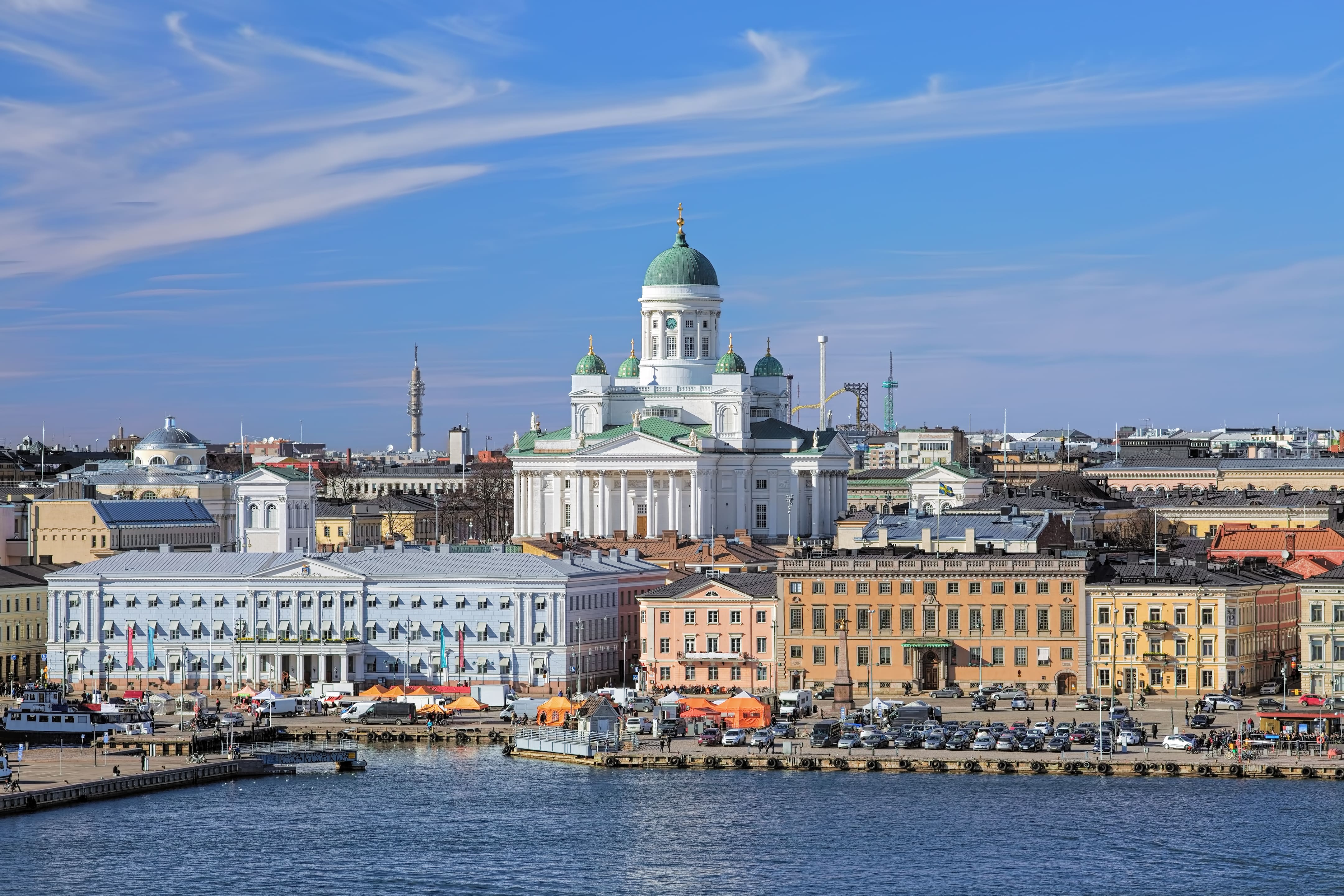 Vue de la cathédrale d'Helsinki et de la place du marché (Kauppatori) dans le port sud d'Helsinki, Finlande © Mikhail Markovskiy - stock.adobe.com