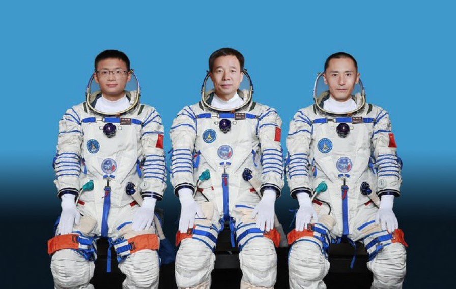 Tourisme spatial, la Chine envoie un civil dans l'espace. L’équipage de Shenzhou16  de gauche à droite : Gui Haichao, Jing Haipeng, Zhu Yangzhu.  - Photo Twitter