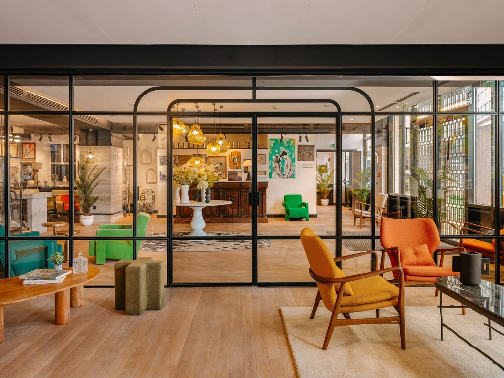 Le lobby du Marty Hôtel s’unit autour d’un grand bar surplombé d’une avalanche de lustres et d'œuvres d'art (Photo MARTY) Le lobby du Marty Hôtel s’unit autour d’un grand bar surplombé d’une avalanche de lustres et d'œuvres d'art (Photo MARTY)